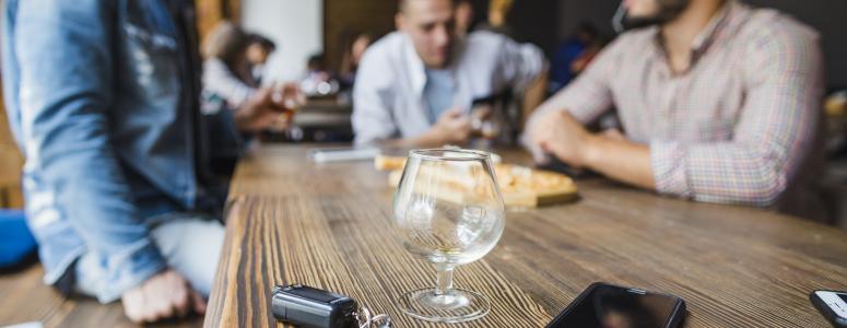 Hommes buvant du vin autour d'une table