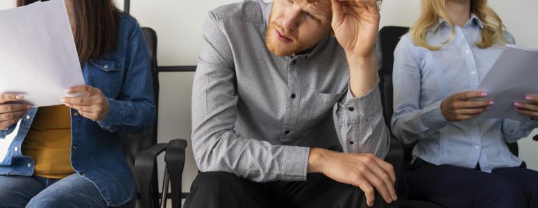 Homme pensif assis entre deux femmes