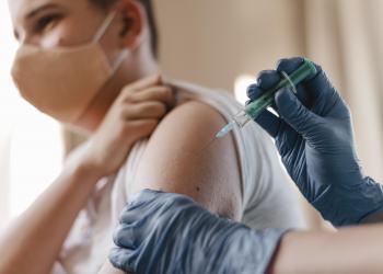 Personne qui se fait vacciner
