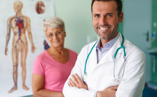 Médecin souriant avec une patiente
