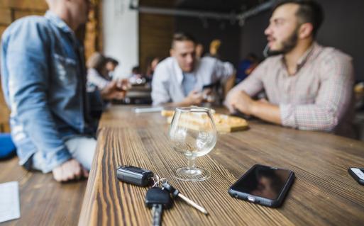 Hommes buvant du vin autour d'une table