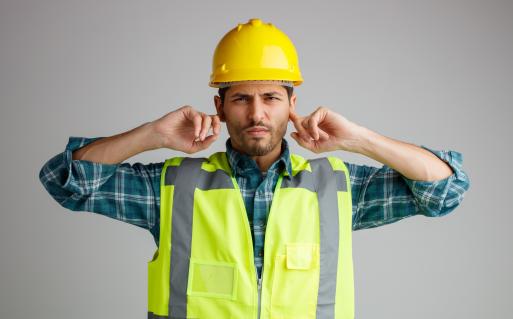 Homme se bouchant les oreilles