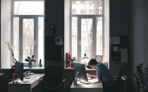 Un bureau avec des fenetres