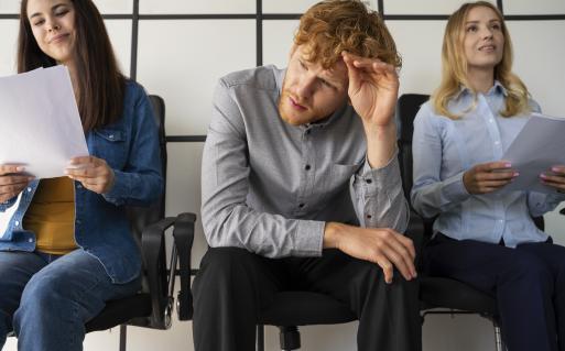 Homme pensif assis entre deux femmes